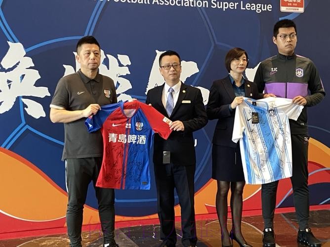 中超联赛苏州赛区举行球衣赠送活动向蓝区酒店致谢